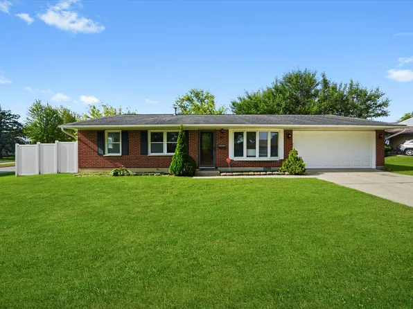 821 Surrey Dr, Streamwood, IL 60107