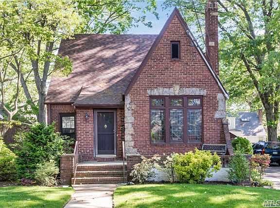 2nd image of 153 E Saint Marks Pl