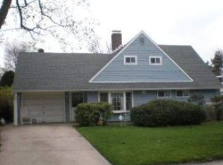 12 Straight Ln, Levittown, NY 11756