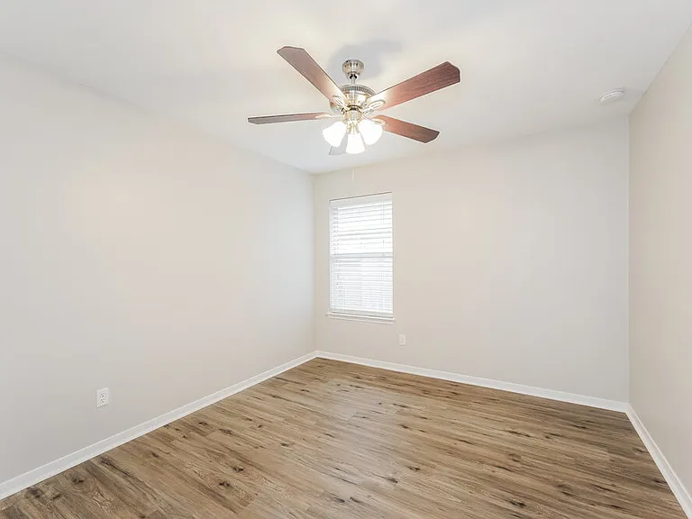 8011 Thorncroft Manor Ln — Photo 17