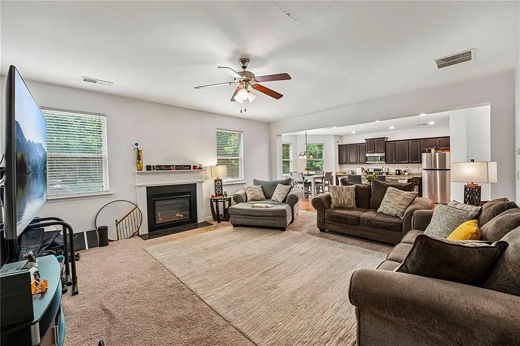 4 bed, 2.5 bath, 2908 sqft, $2,800 — Photo 2