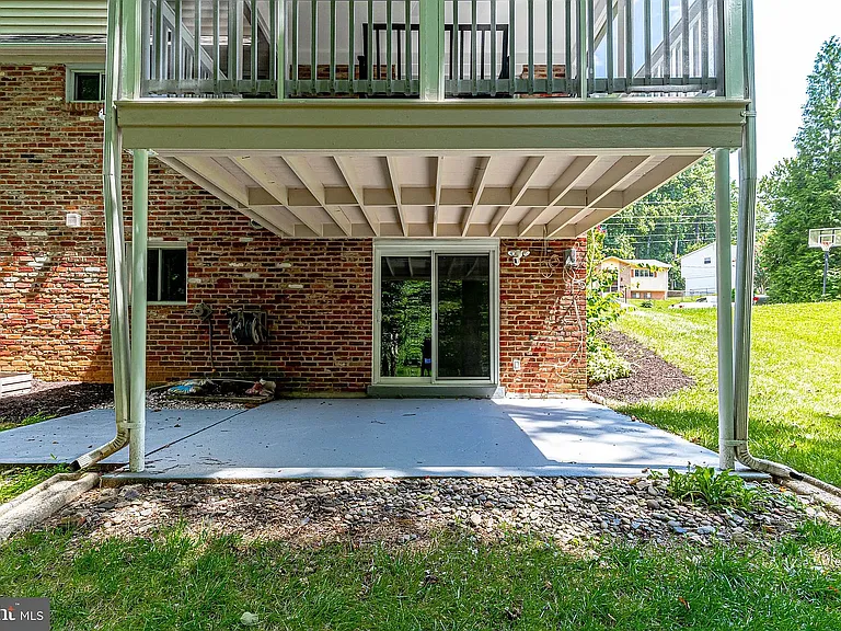 8475 Thames St — Photo 33