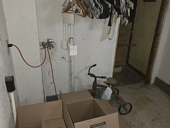4th image of 200 Muscatine St