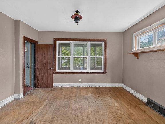 3rd image of 688 Magnolia Ave E