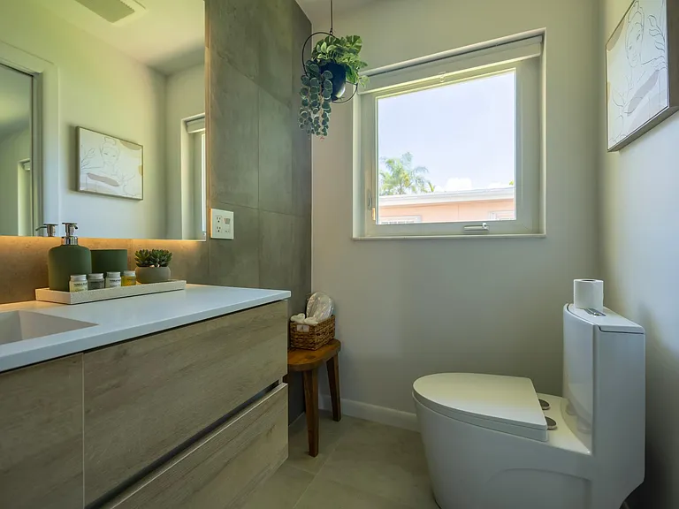 Master bathroom #1 with full sized soak bath tub. Master bathroom #1 with full sized soak bath tub. 5 start hotel quality eco toiletries and disposable slippers. White towels.