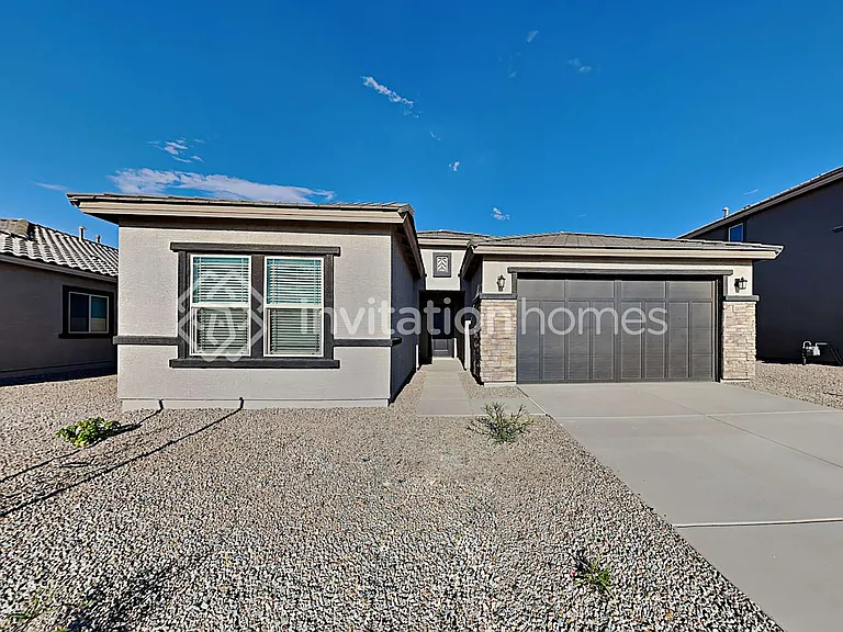 18099 N Lakeside Ct — Photo 1