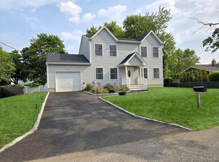 8 Narcissus West Rd, Mastic Beach, NY 11951
