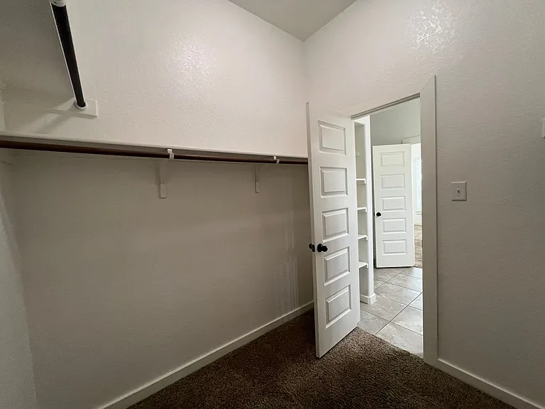 2243 Avery Vlg — Photo 20