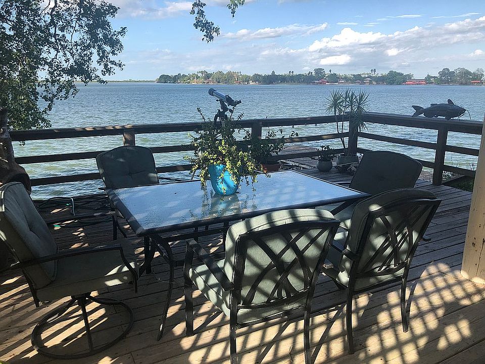 Dine al fresco on the deck.