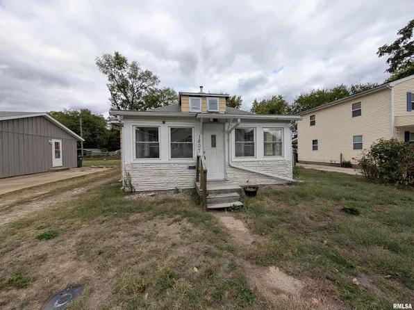 1407 Martha St, Pekin, IL 61554