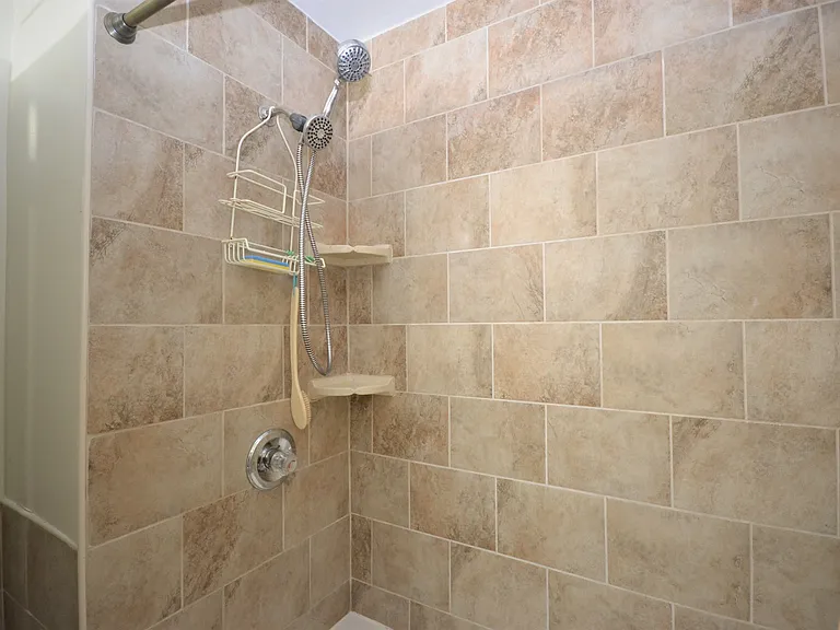559 Fox Hills Dr N — Photo 12