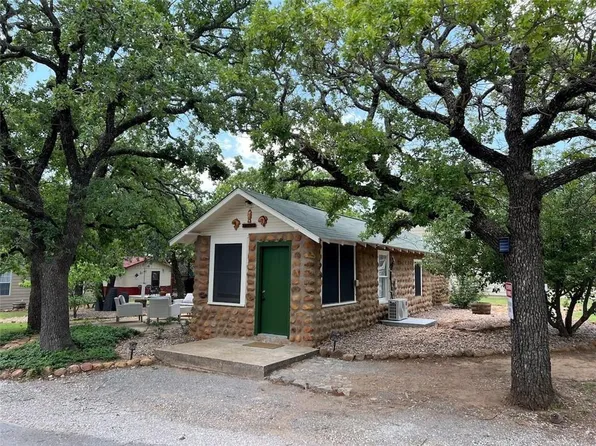 98 Longhorn Ave, Medicine Park, OK 73557