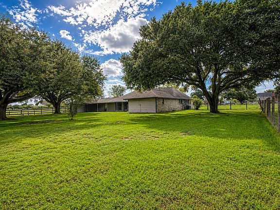 5th image of 8696 Moravian Dr
