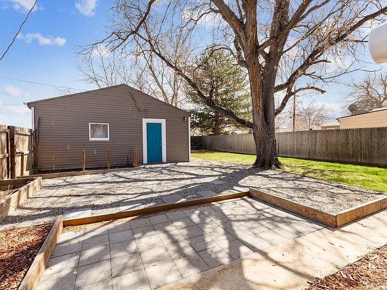 2060 S Irving St — Photo 16