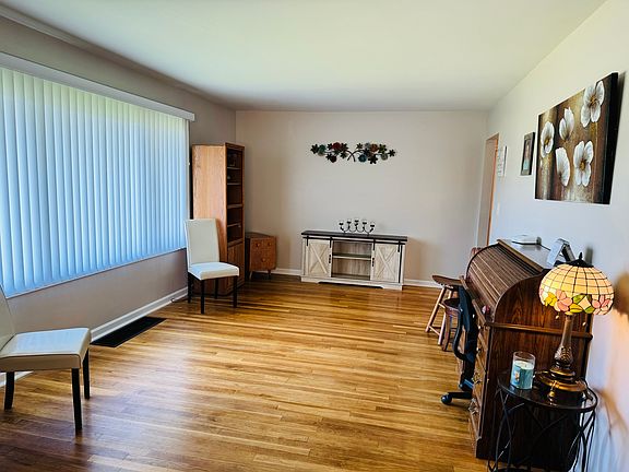 3rd image of 221 S Park Dr