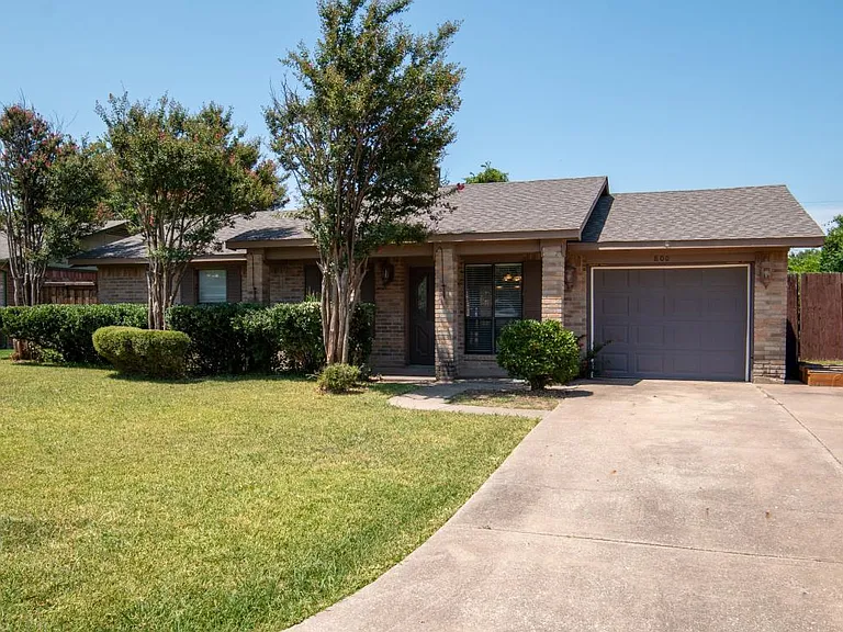 800 Oak Grove Ln — Photo 1