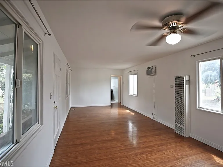 1211 S 10th Ave — Photo 2