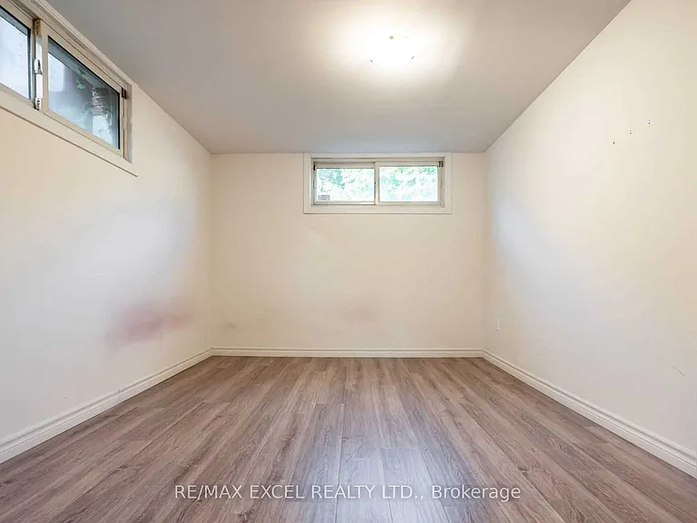 899 Glen St — Photo 8