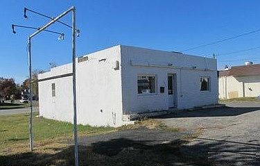 freestdg Building next to Bank of America