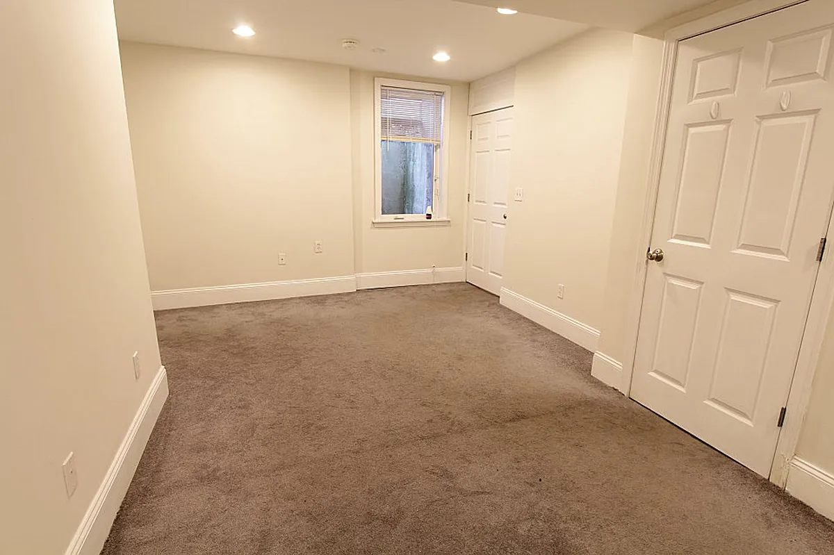 Building Photo - 25 Aspinwall Ave #1C