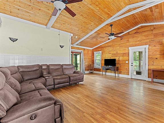 5th image of 221 Rowland Rd