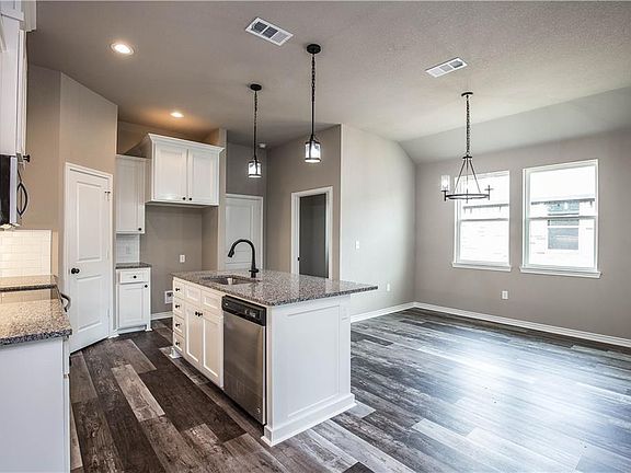 4th image of 392 Paso Fino St