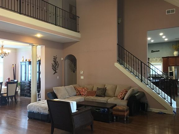 3rd image of 75 Grays Hollow Dr