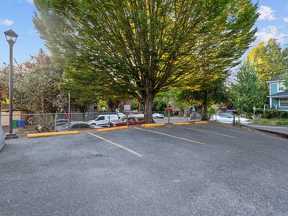 4th image of 1910 SE Stark St APT 6