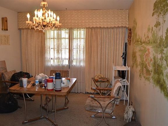 3rd image of 411 W Avenue E