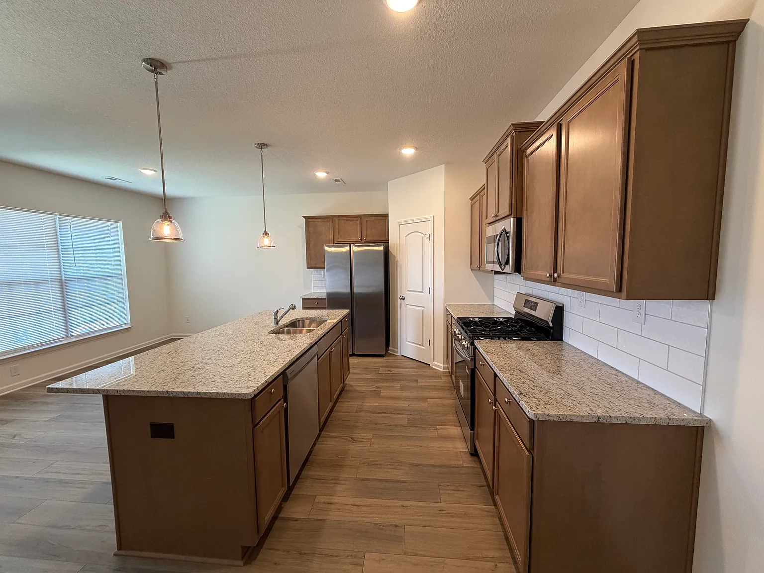 4 bed, 2063 sqft, $2,595 — Photo 4