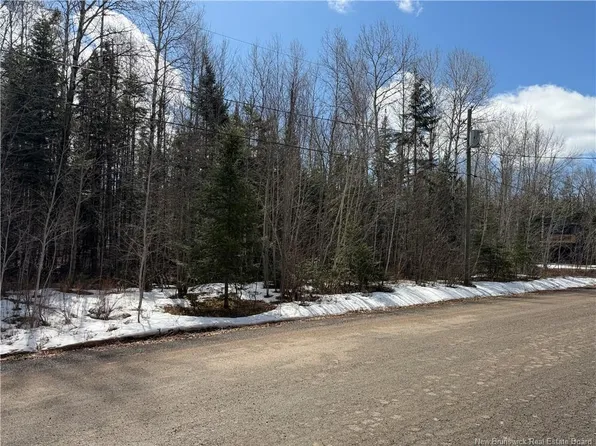 14 Deepwood Ave, Salisbury, NB E4J 2B3