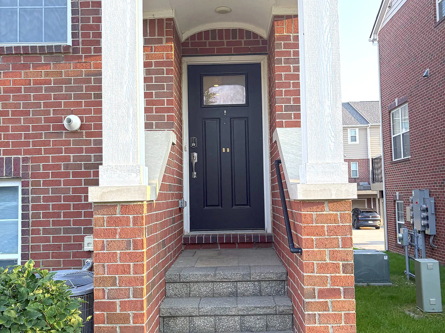3 bed, 2200 sqft, $3,998 — Photo 2
