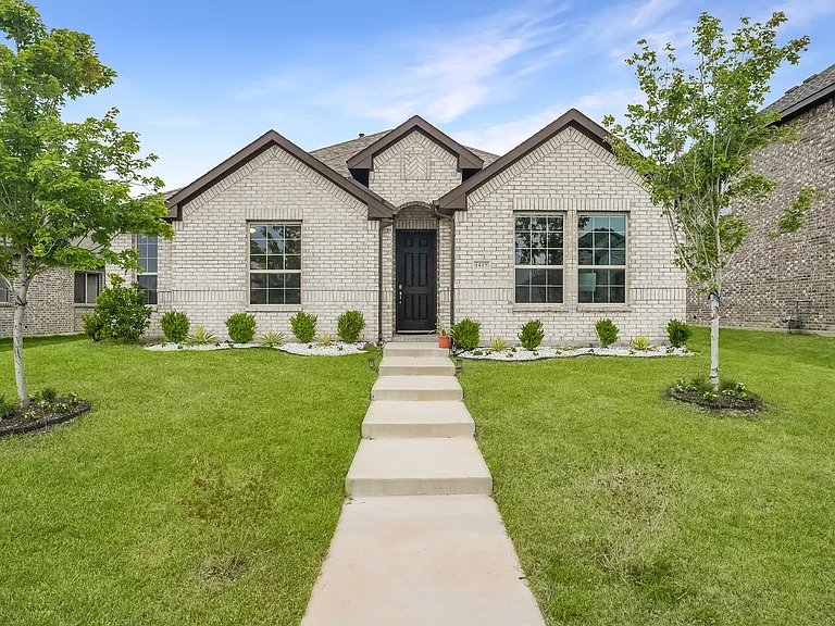 1517 Pegasus Dr — Photo 2
