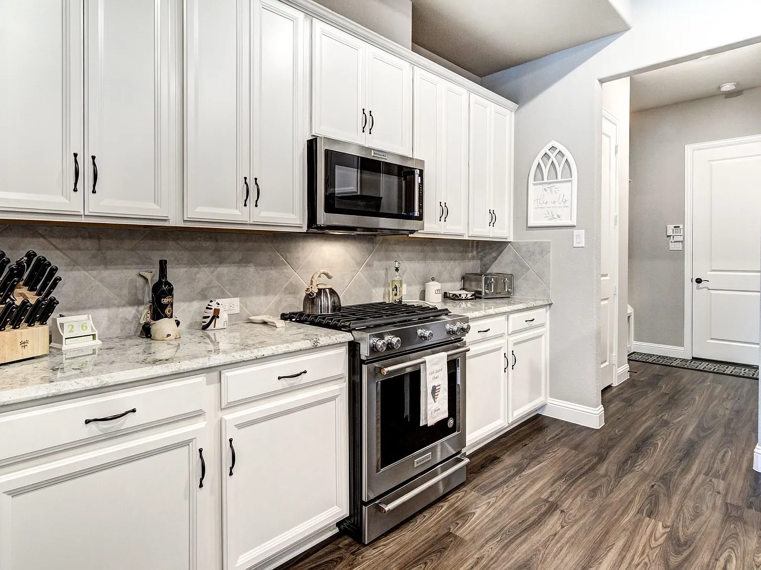 3 bed, 2.5 bath, 2400 sqft, $3,000 — Photo 4
