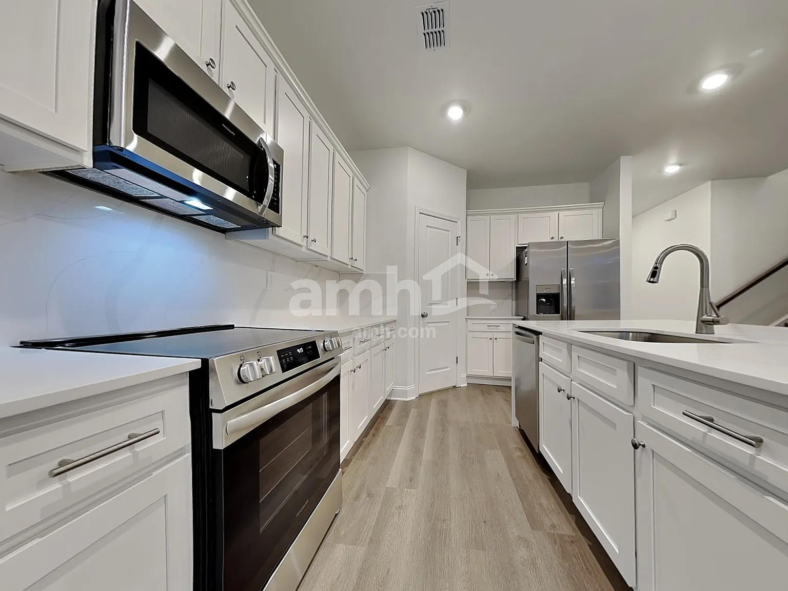4 bed, 2.5 bath, 2068 sqft, $2,470 — Photo 3