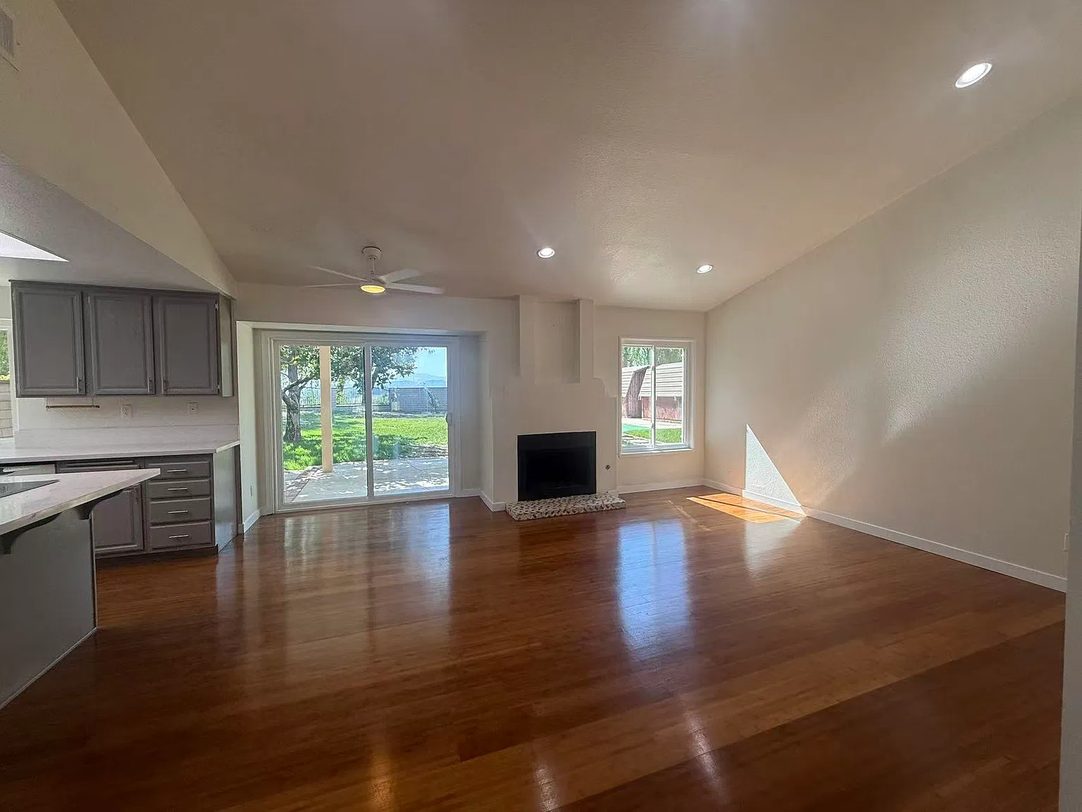 4 bed, 2.5 bath, 2305 sqft, $4,300 — Photo 4