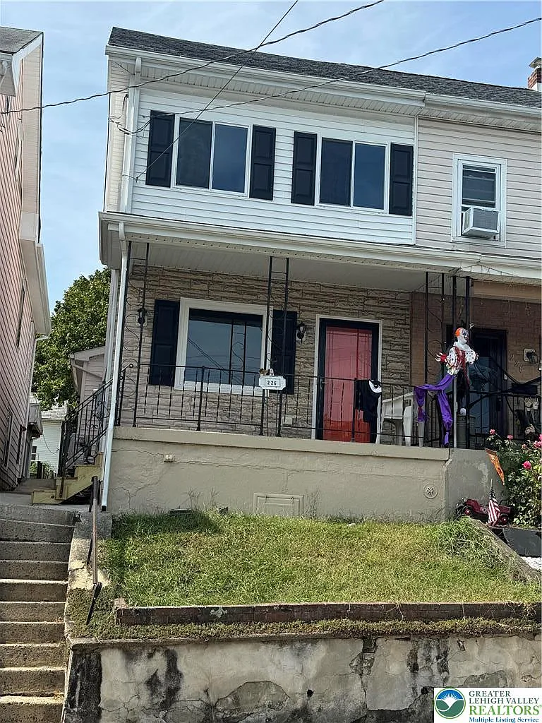 3 bed, 1.5 bath, 1315 sqft, $1,950 — Photo 1