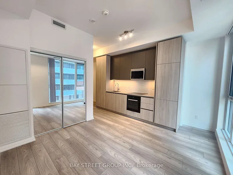 400 King St W #829 — Photo 7