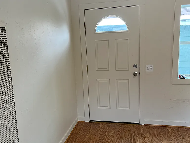 130 SW 3rd St #3 — Photo 9