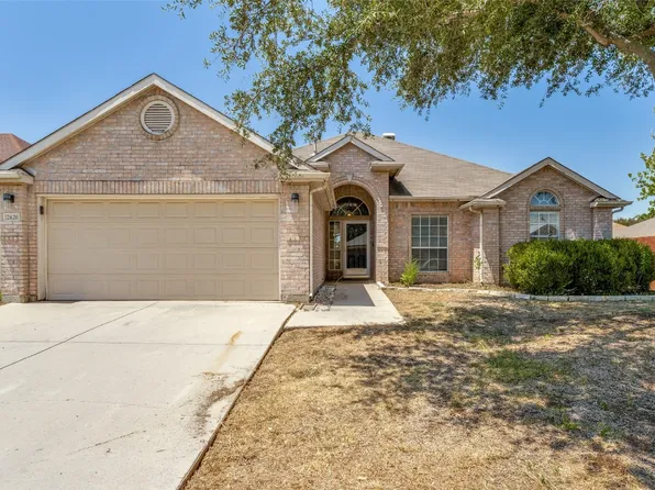 2426 Whispering Creek Dr, Arlington, TX 76018