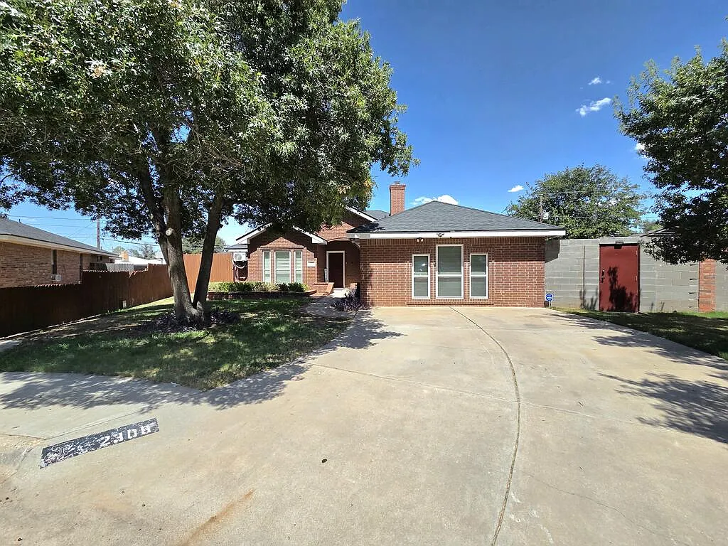 4 bed, 2.0 bath, 2310 sqft, $4,200 — Photo 2