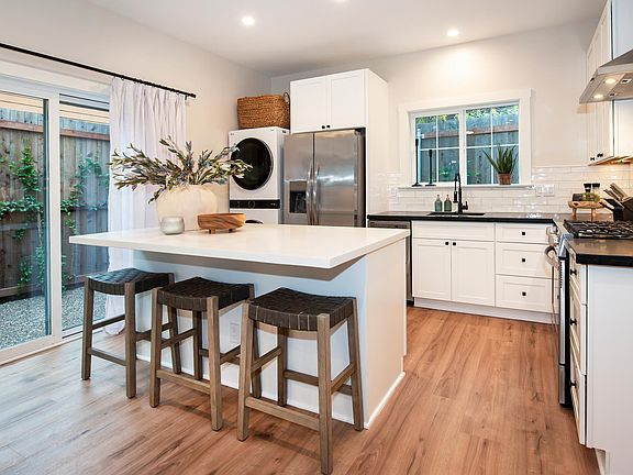 Kitchen - Washer and Dryer in unit