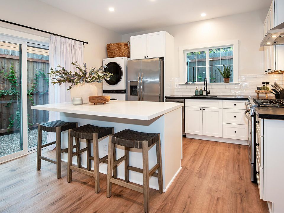 Kitchen - Washer and Dryer in unit