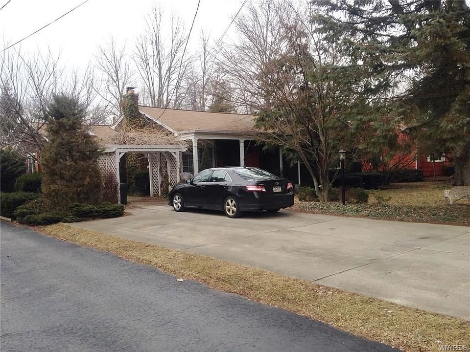 2nd image of 906 Oneida St