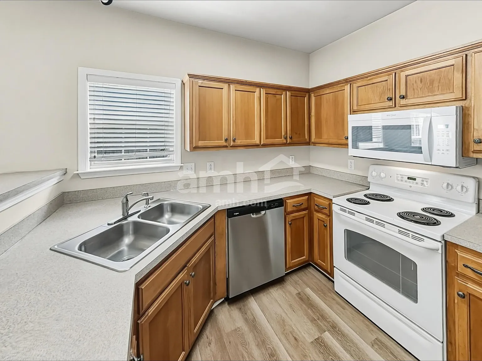 4 bed, 2.5 bath, 2200 sqft, $2,545 — Photo 3