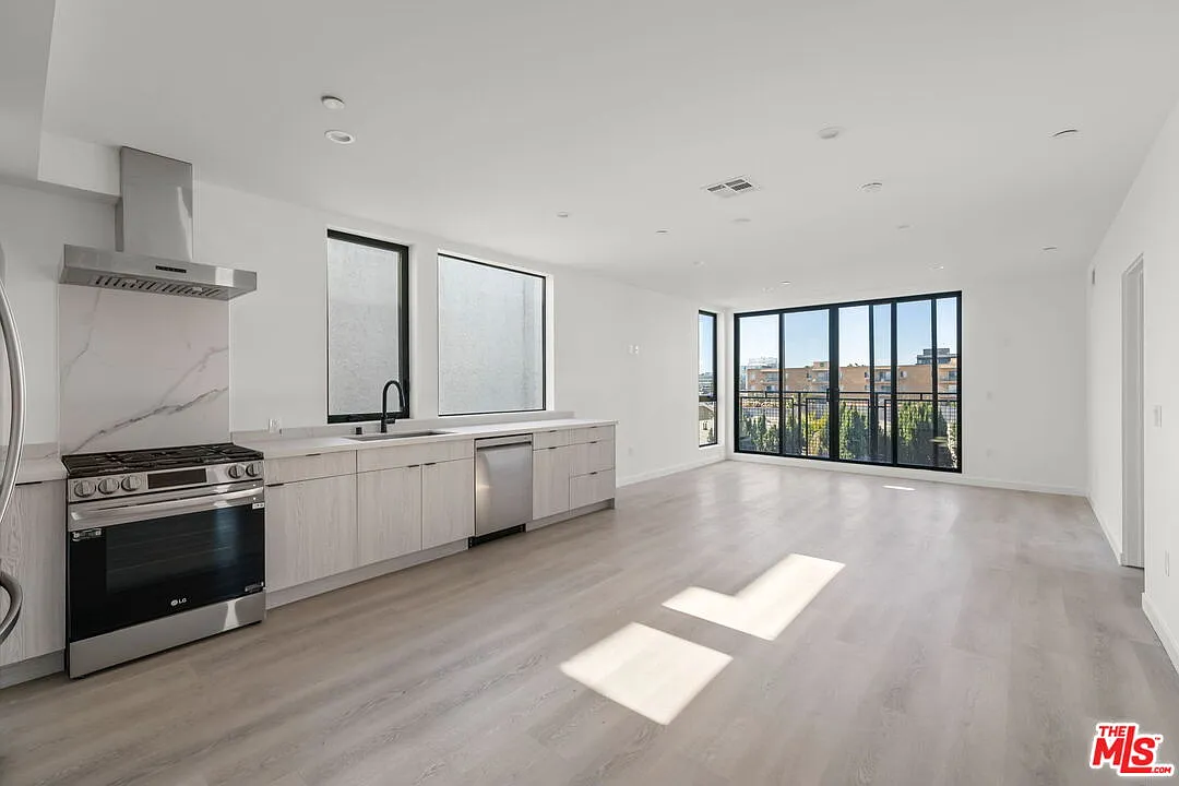 Building Photo - 3755 S Canfield Ave #202