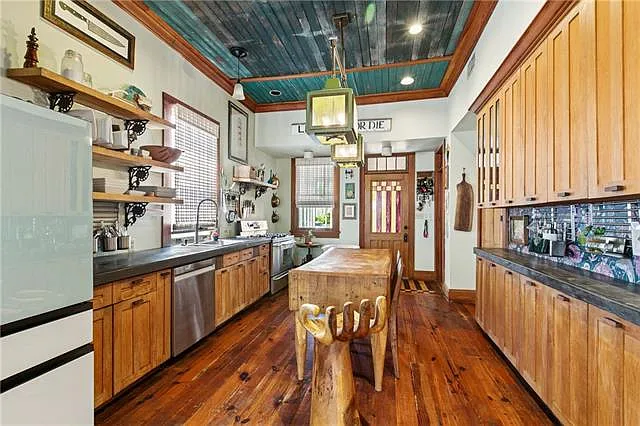 4 bed, 3.5 bath, 2253 sqft, $6,500 — Photo 3