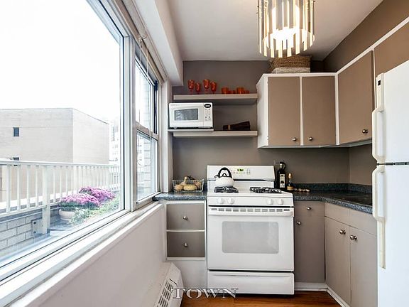 2nd image of 153 E 57th St APT 18A