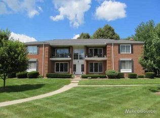 702 E Fox Hills Dr #123, Bloomfield Hills, MI 48304