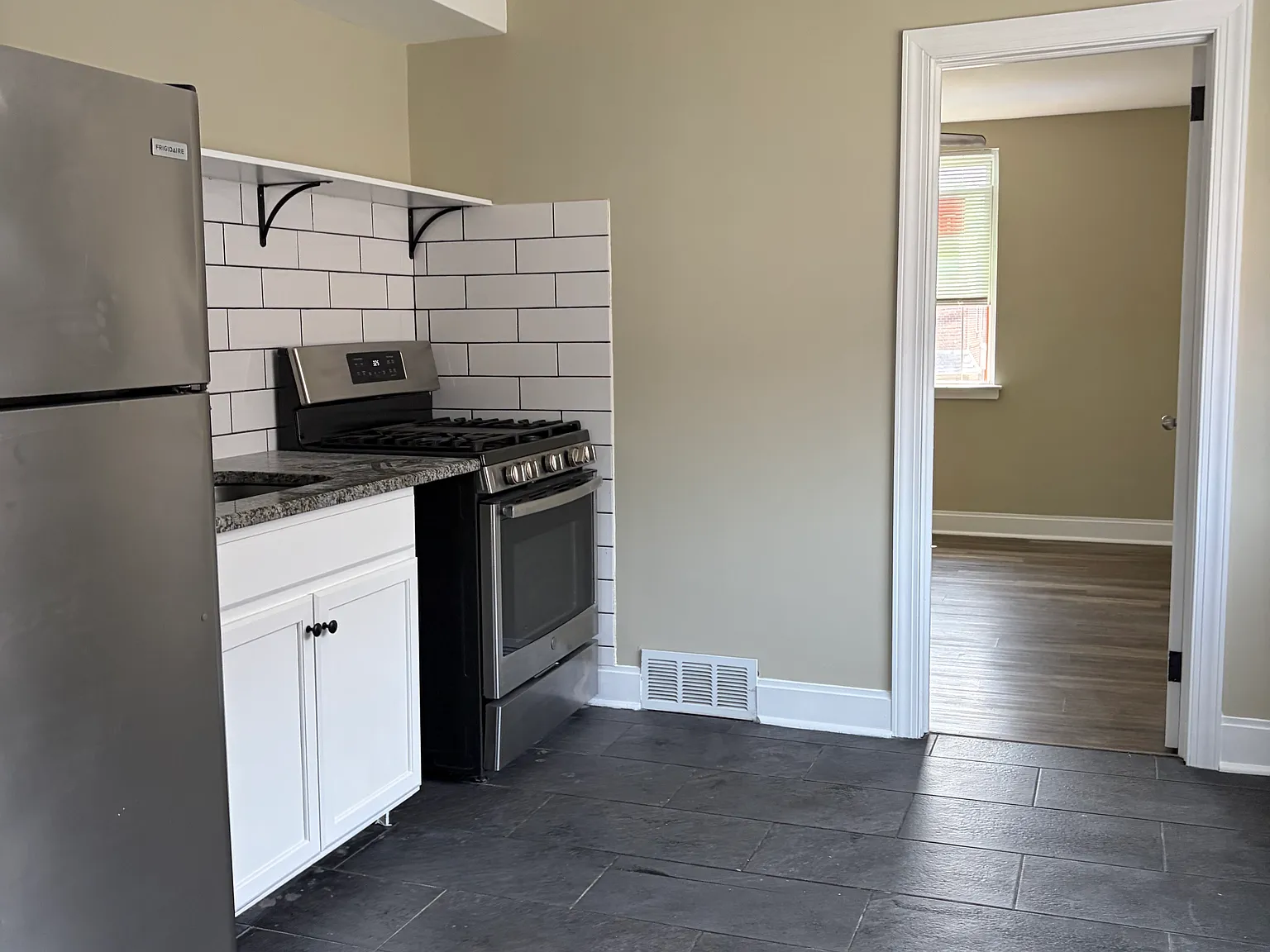 7107 Oxford Ave — Photo 2